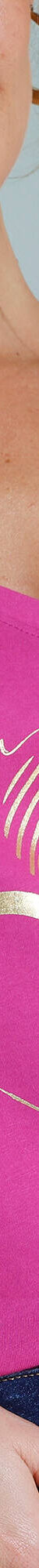 T-shirt col V imprimé doré (rose indien) T-shirt col V imprimé doré (rose indien)